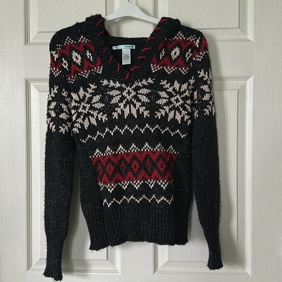 Maurices Women’s Snowflake Black and Red Knit Hooded Sweater Size Small - Picture 1 of 6